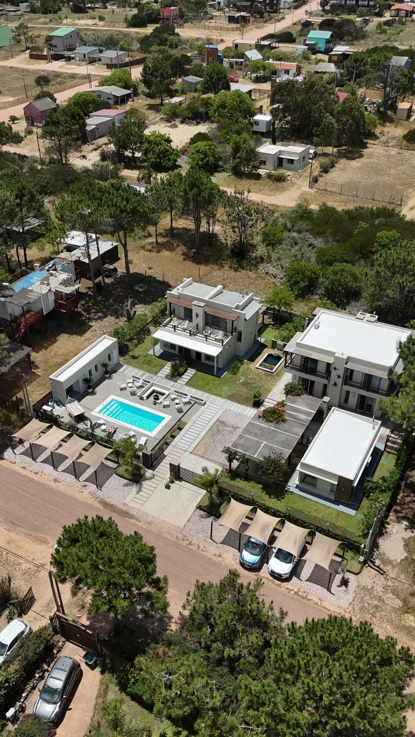 Property building, Garden, Swimming pool