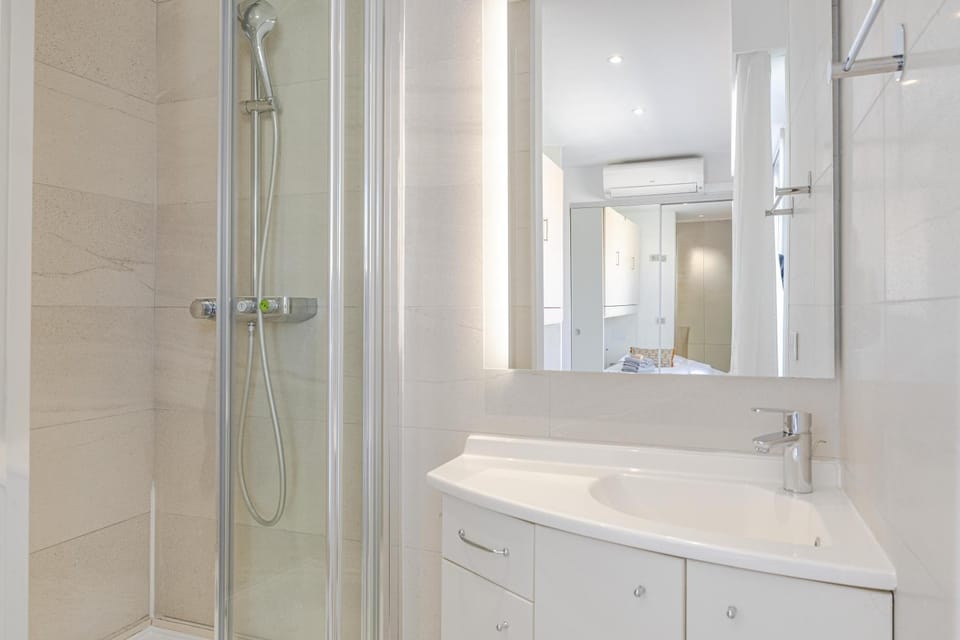 Shower, Bathroom, towels