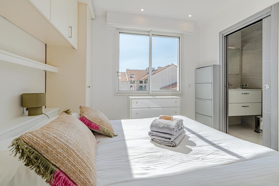 Bed, Photo of the whole room, Bedroom, towels, wardrobe