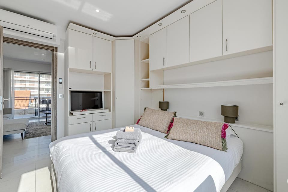 Bed, Photo of the whole room, Bedroom, wardrobe