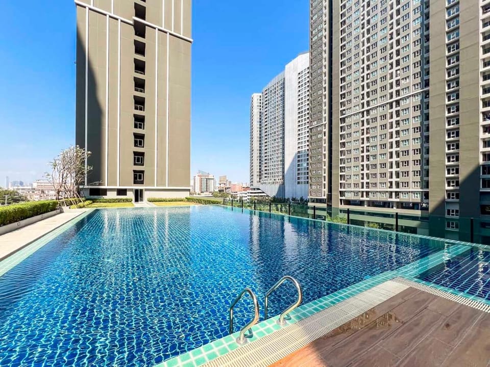 Long-Stay High Floor Apartment, Bangna, Near BTS, Malls Apartment in Bangkok