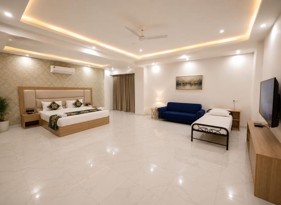 Bed, TV and multimedia, Living room, Photo of the whole room, Seating area, Bedroom, fireplace, towels, air conditioner