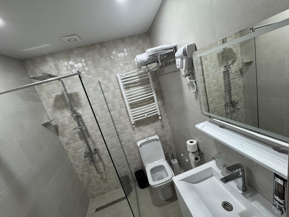 Shower, Toilet, Bathroom, towels