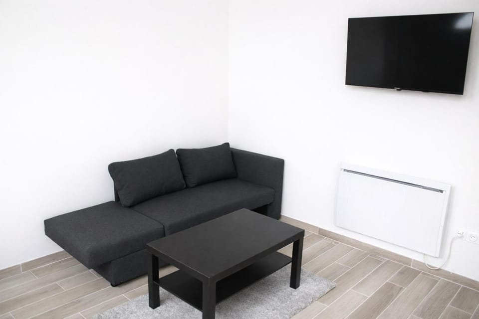 Communal lounge/ TV room, TV and multimedia, Living room, Seating area, internet