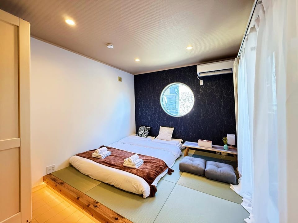 Photo of the whole room, Seating area, Bedroom