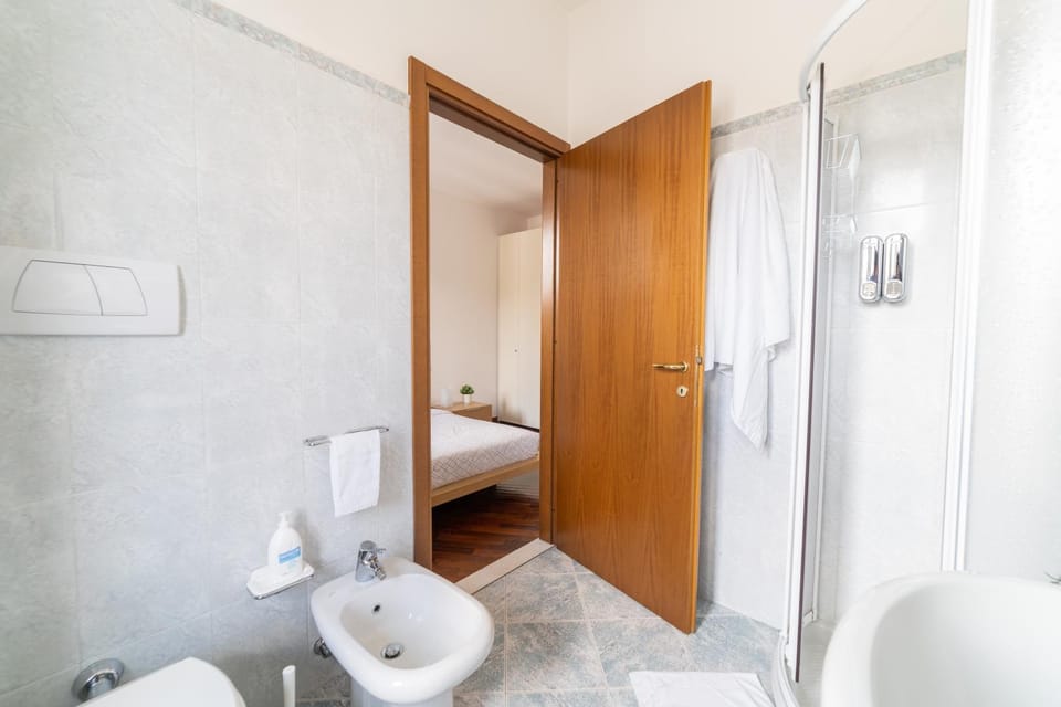 Shower, Toilet, Bathroom, bidet, towels