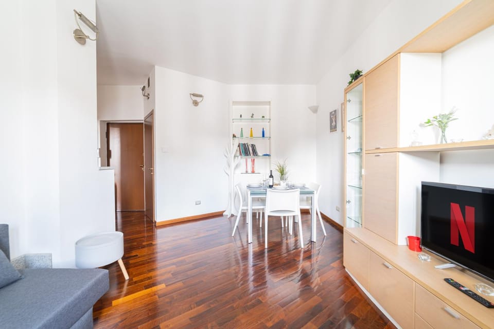 Duomo-Bocconi-Navigli Area, Elegant & Peaceful Retreat Apartment in Milan