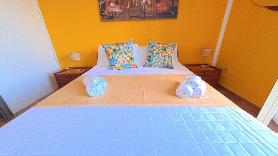 Bed, Bedroom, towels
