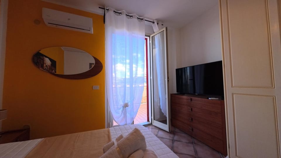 Bed, TV and multimedia, Bedroom, wardrobe, air conditioner