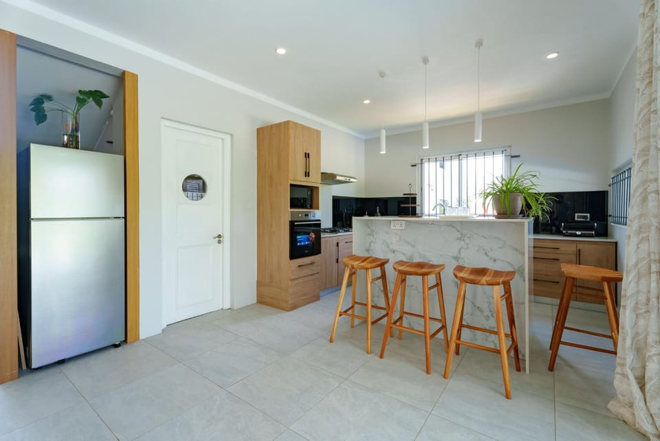 Kitchen or kitchenette, Dining area, minibar, oven, stove