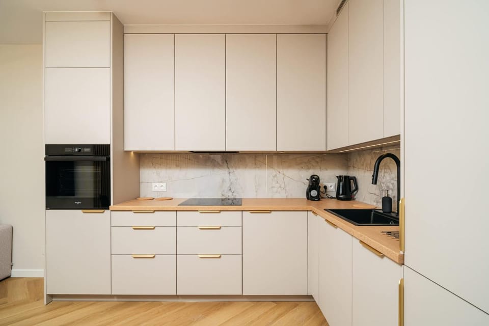 Coffee/tea facilities, Kitchen or kitchenette, stove