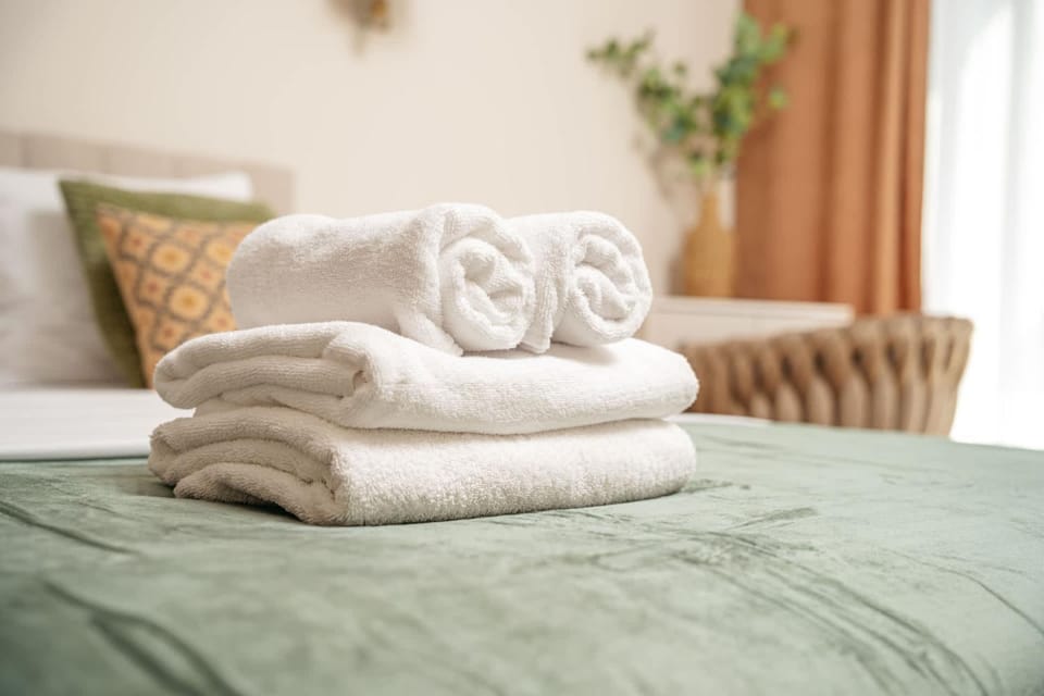 Bed, Bedroom, towels