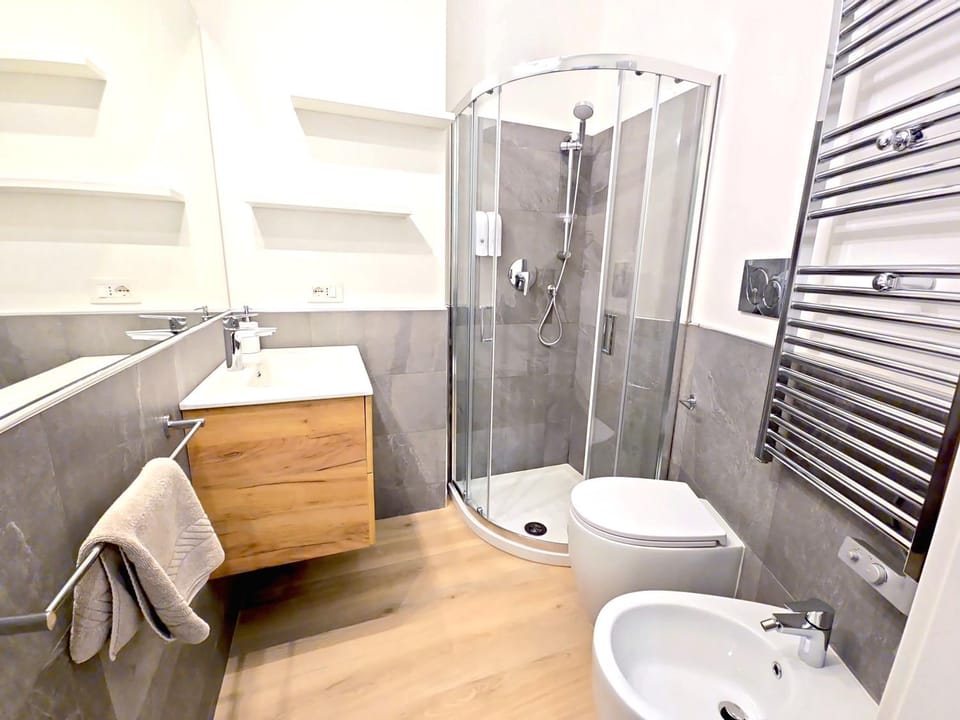 Shower, Toilet, Bathroom, bidet, towels