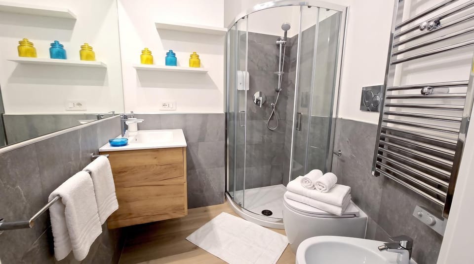 Shower, Toilet, Bathroom, towels