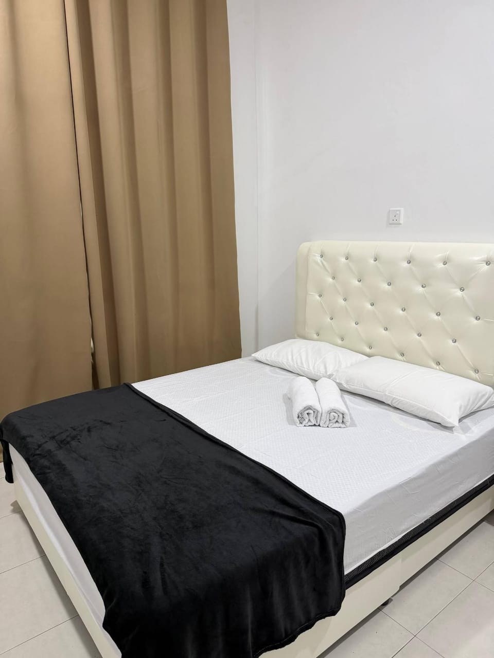 Bed, Bedroom, towels, air conditioner