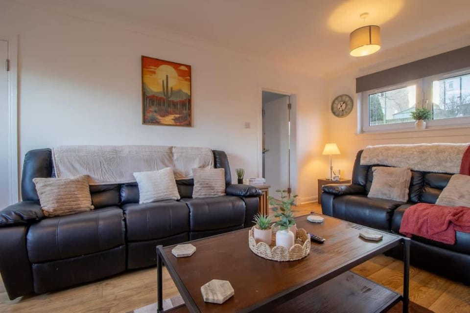 Raeburn House- 3 Bedrooms, 2 Bathrooms in Hamilton House in Hamilton