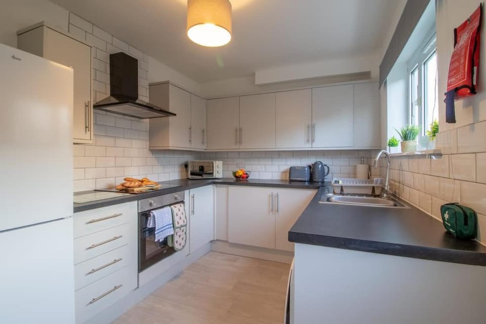 Raeburn House- 3 Bedrooms, 2 Bathrooms in Hamilton House in Hamilton