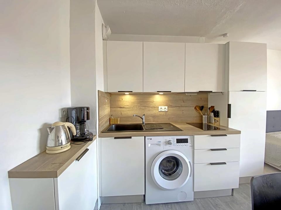 REF 117 Larmor Plage studio proche plage avec balcon Apartment in Finistere