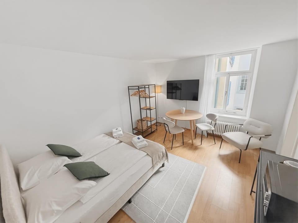 Bed, TV and multimedia, Living room, Photo of the whole room, Seating area, Dining area, Bedroom