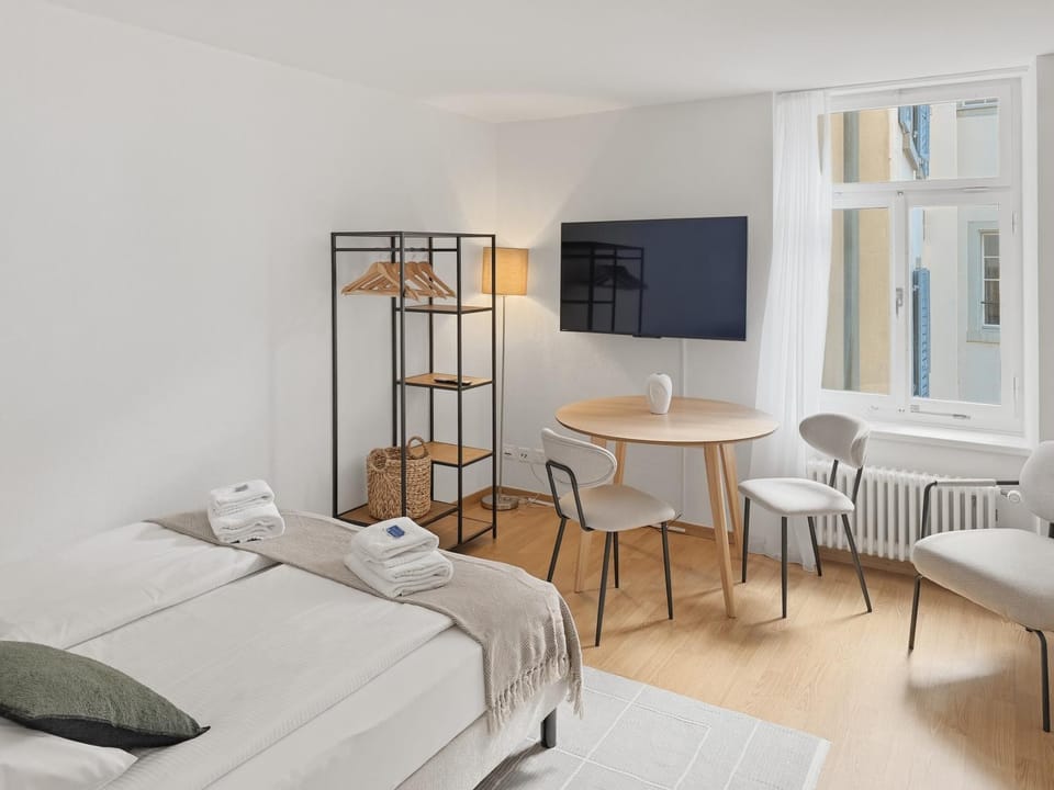 Bed, TV and multimedia, Living room, Photo of the whole room, Seating area, Dining area, Bedroom, towels, wardrobe