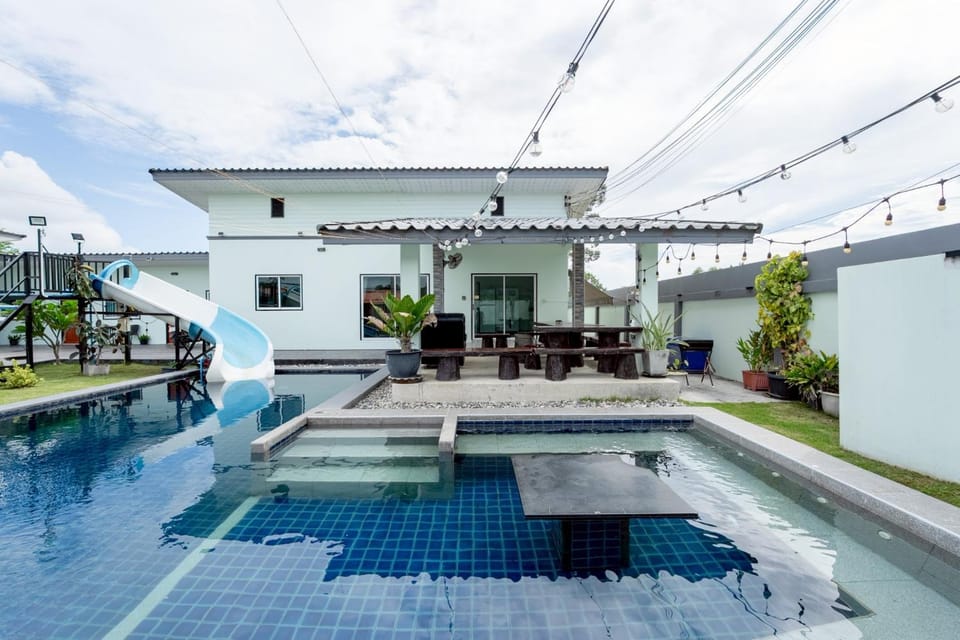Property building, Day, Pool view, Swimming pool, sunbed