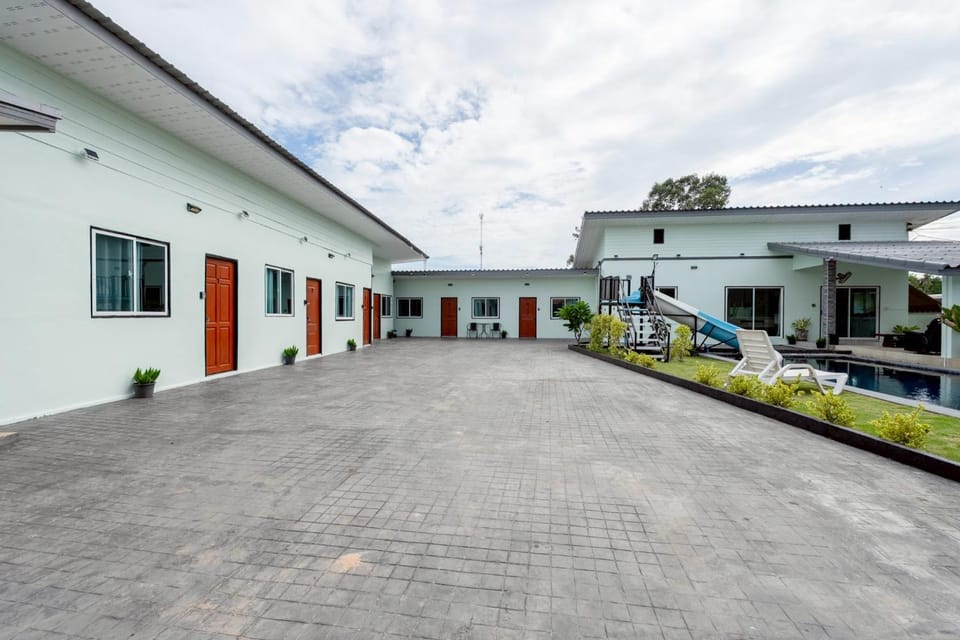 Property building, Day, Parking