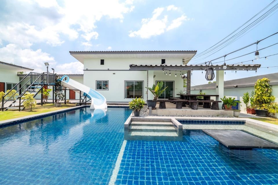 Property building, Day, Pool view, Swimming pool, sunbed