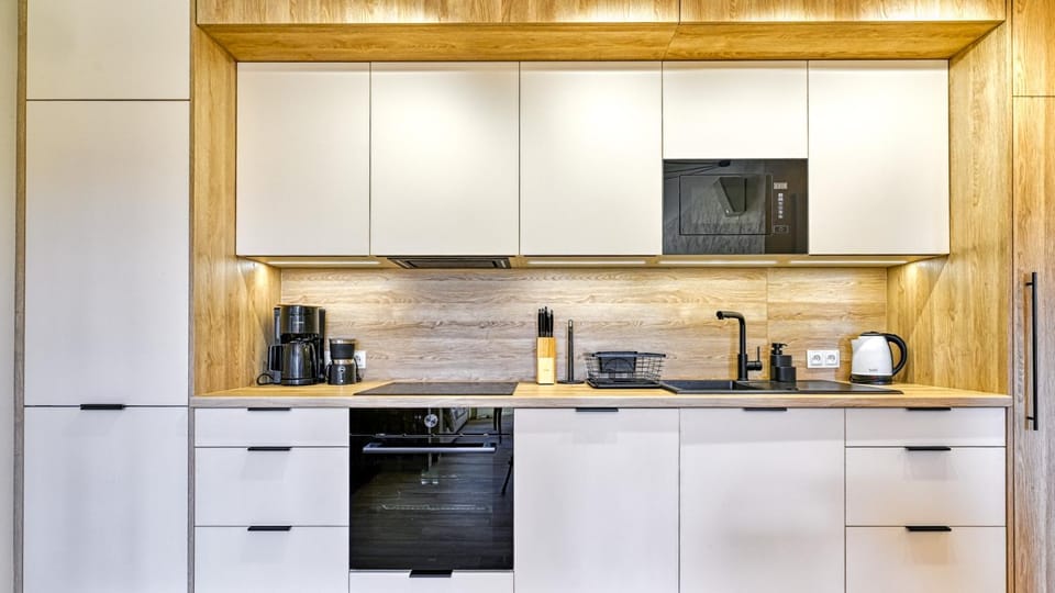 Coffee/tea facilities, Kitchen or kitchenette, dishwasher, microwave, stove, toaster