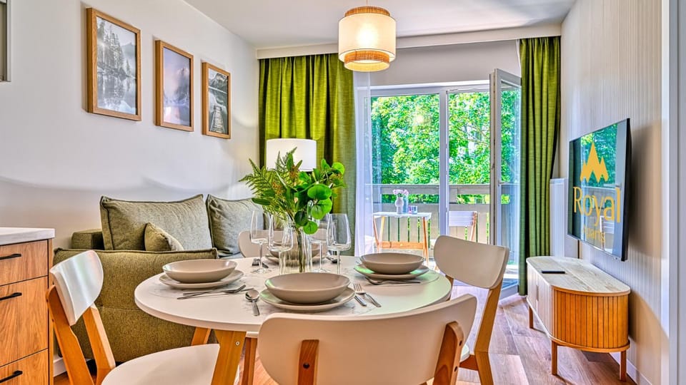 TV and multimedia, Balcony/Terrace, Living room, Seating area, Dining area
