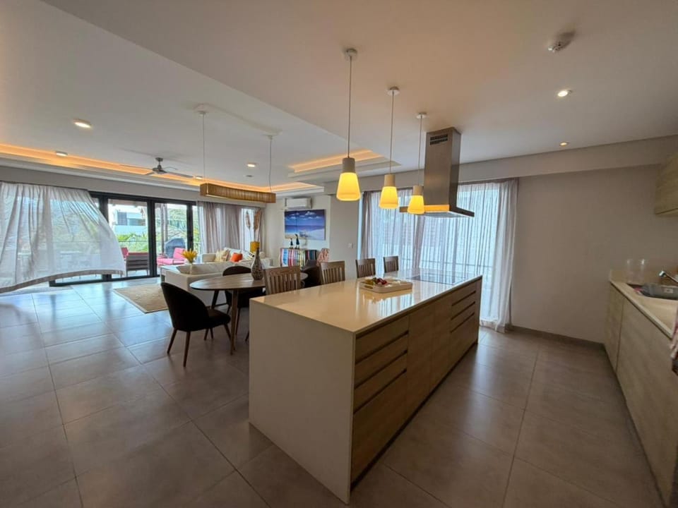 Kitchen or kitchenette, Dining area, stove