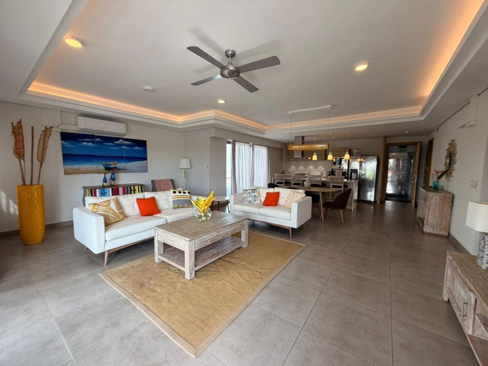 Communal lounge/ TV room, Living room, Seating area