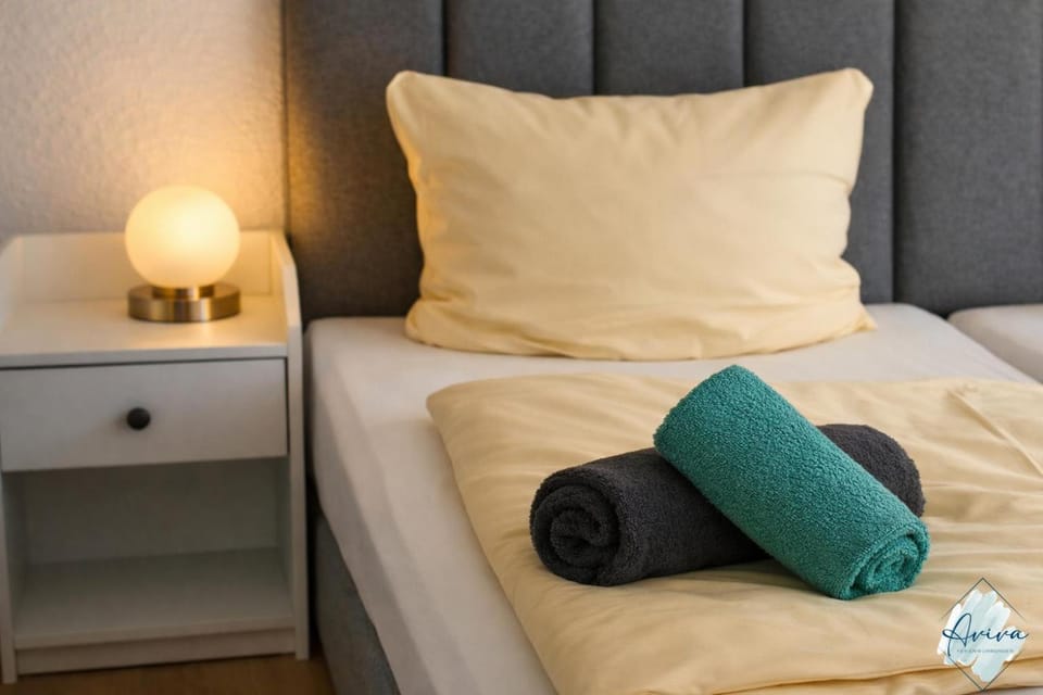 Bed, Bedroom, towels