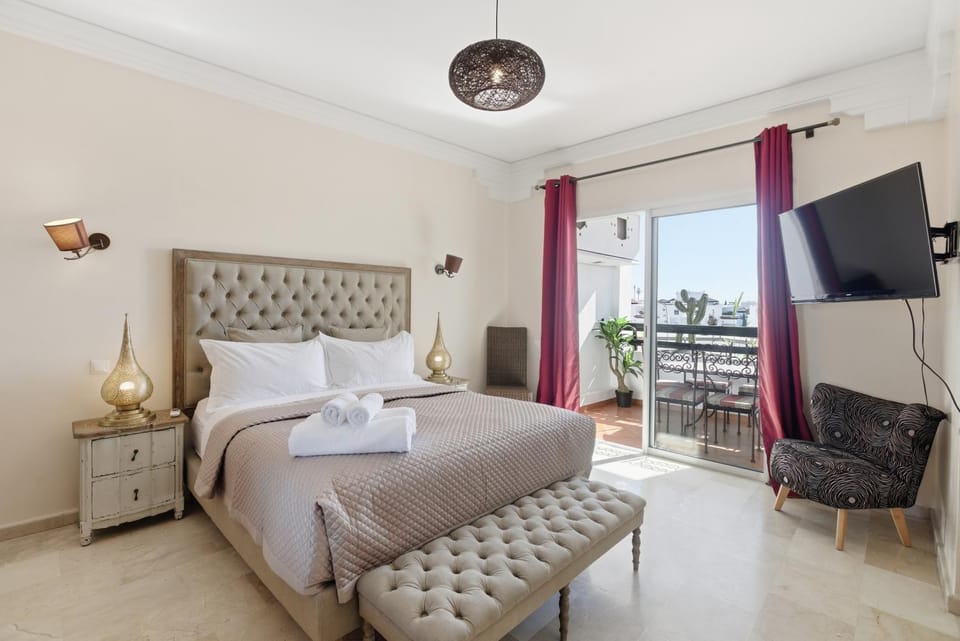 Bed, TV and multimedia, Bedroom