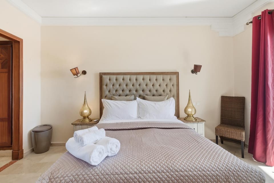 Bed, Photo of the whole room, Bedroom, towels
