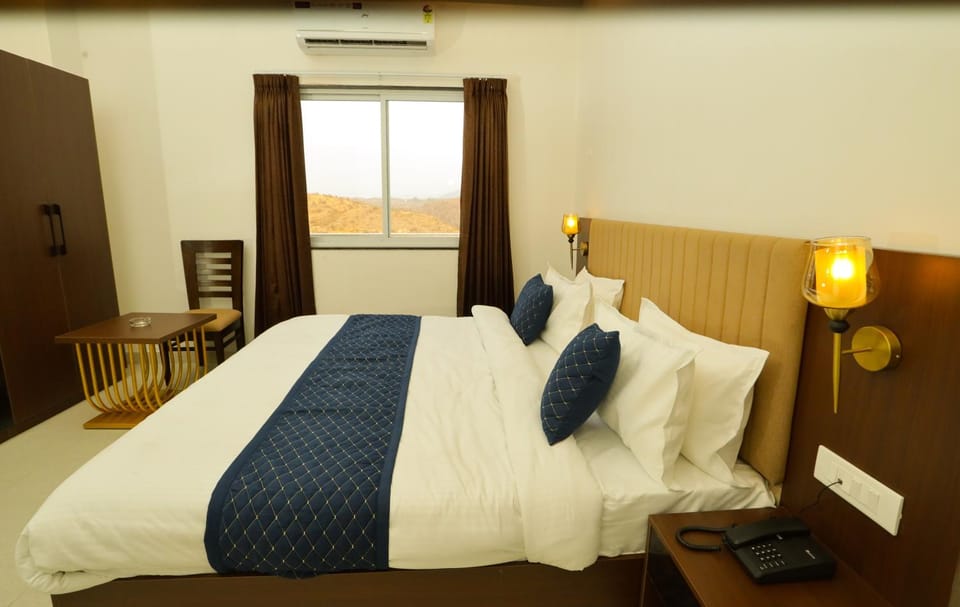 Bed, Photo of the whole room, Bedroom, air conditioner