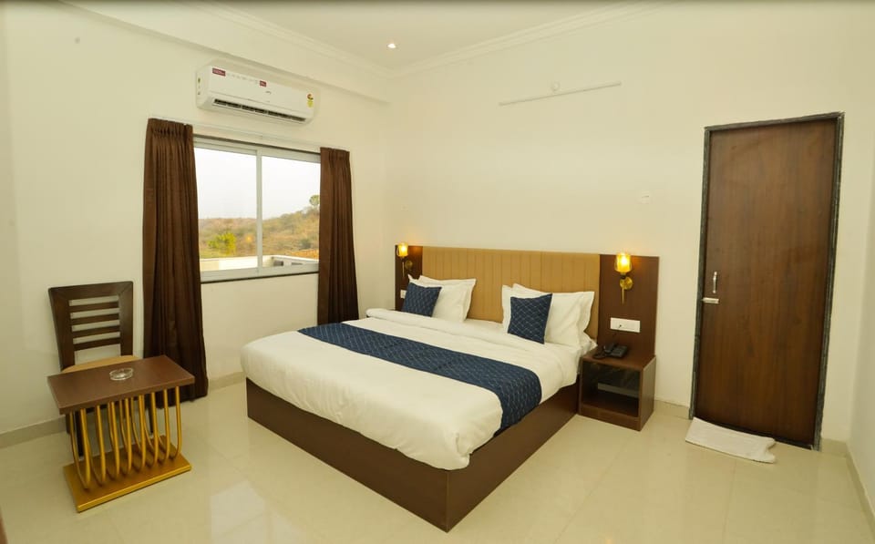 Bed, Living room, Photo of the whole room, Bedroom, air conditioner