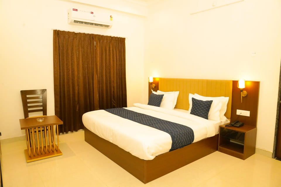 Bed, Photo of the whole room, Bedroom, wardrobe, air conditioner