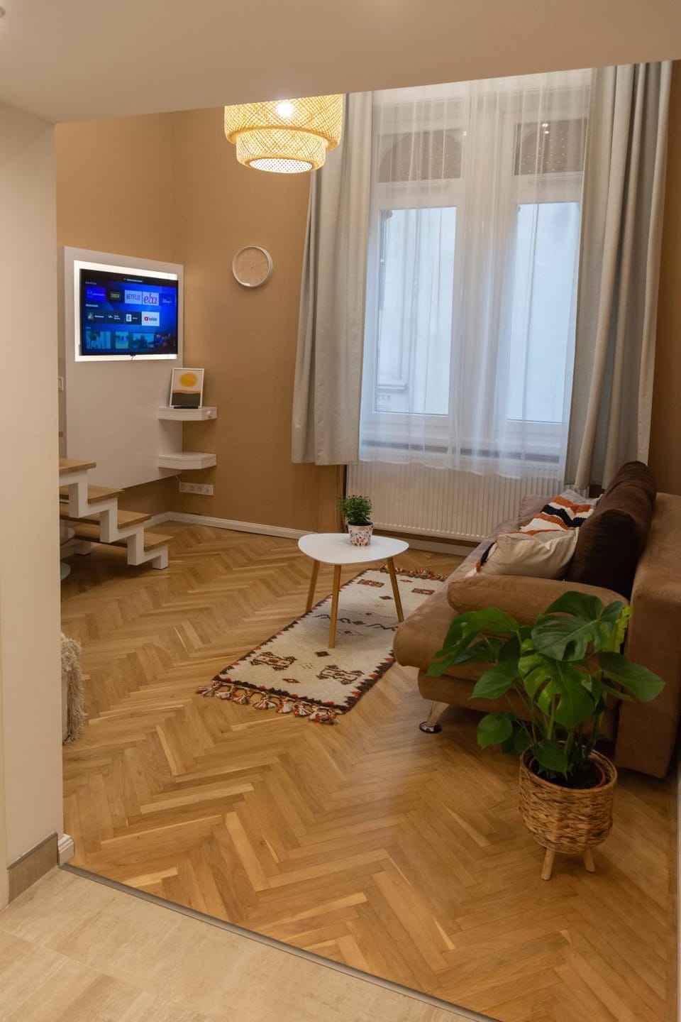 TV and multimedia, Photo of the whole room, air conditioner