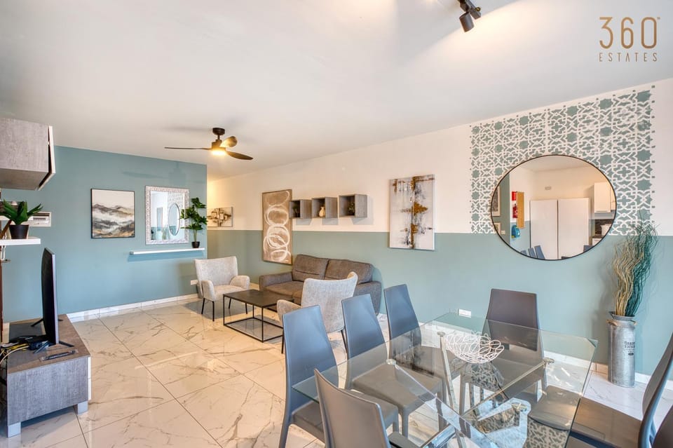 Living room, Seating area, Dining area, fireplace