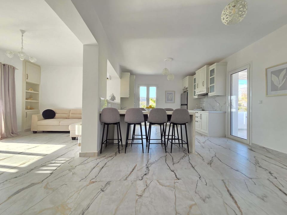 Kitchen or kitchenette, Living room, Dining area