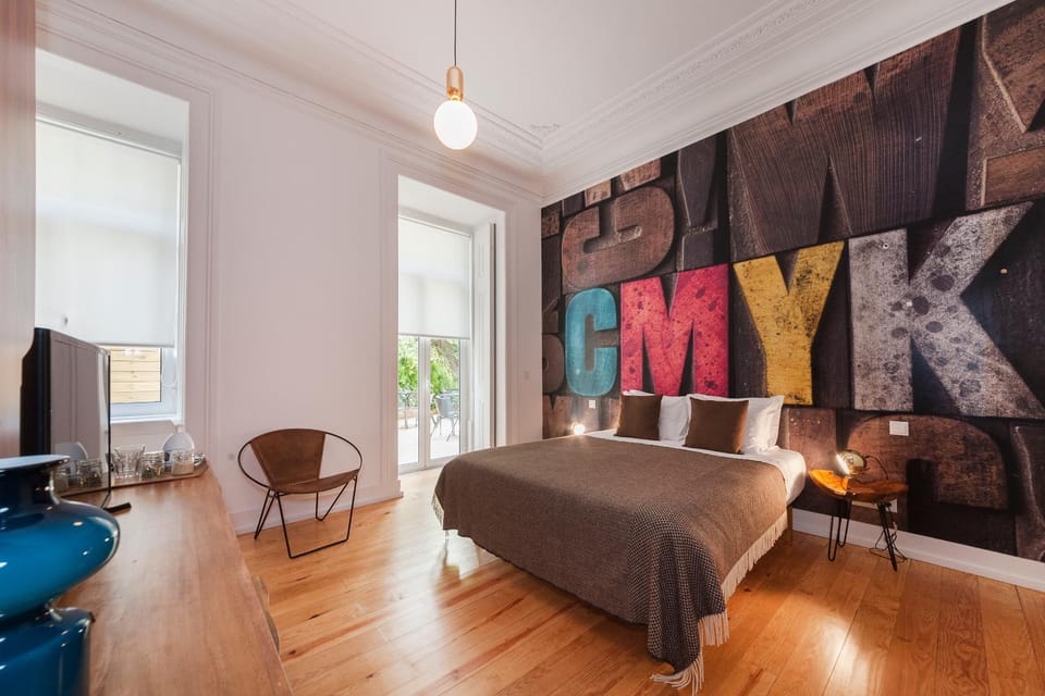 Bed, TV and multimedia, Photo of the whole room, Decorative detail, Seating area, Bedroom