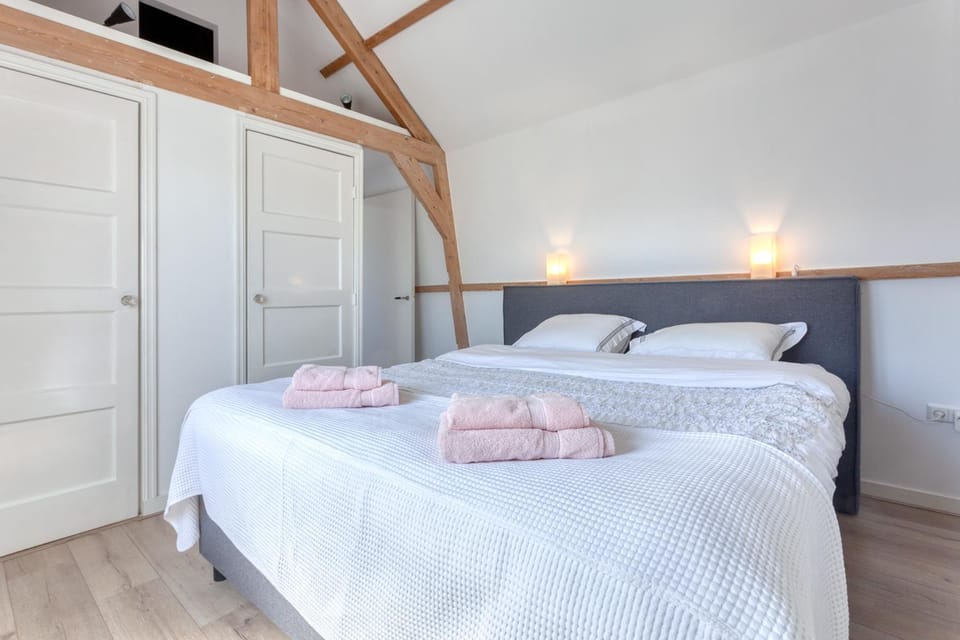 Bed, Bedroom, towels