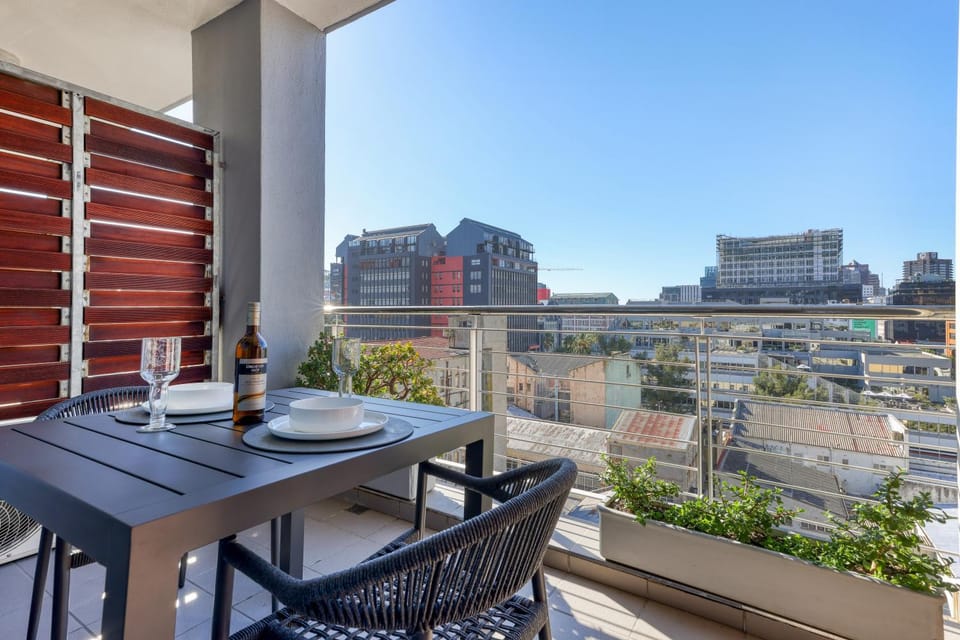 View (from property/room), Balcony/Terrace, Seating area, Dining area, City view
