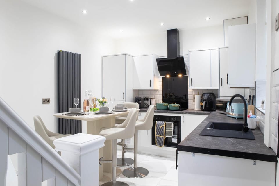 Kitchen or kitchenette, oven, pet friendly, stove