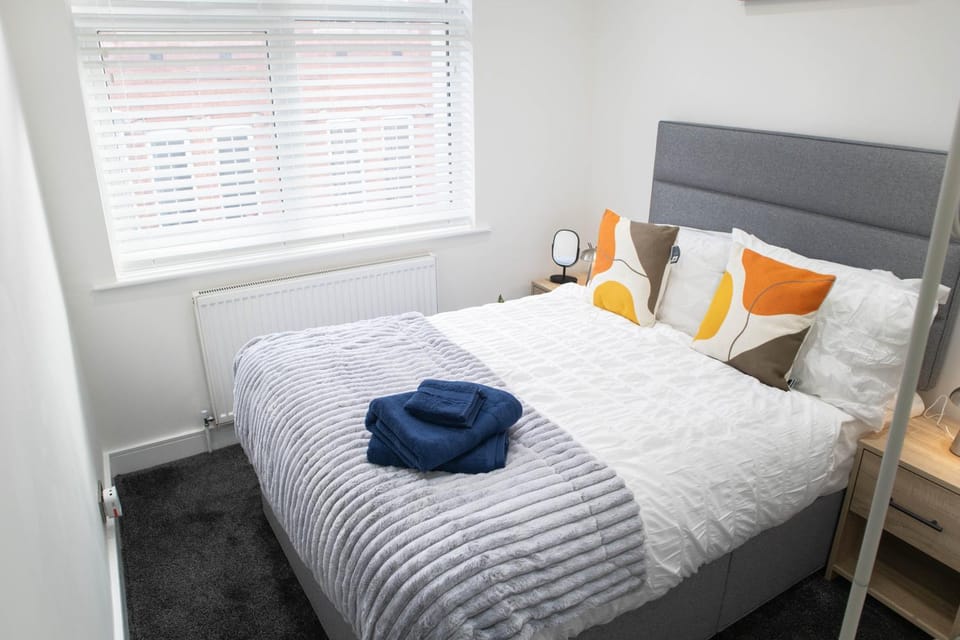 Bed, Photo of the whole room, Bedroom, towels