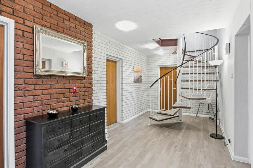 Luxury 5 Bedroom with Pool & Games Room House in Harlow