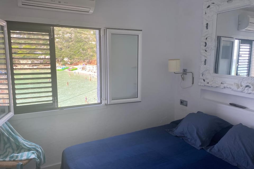 Bedroom, air conditioner