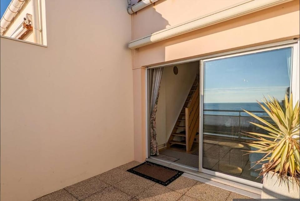 Property building, Balcony/Terrace, Sea view