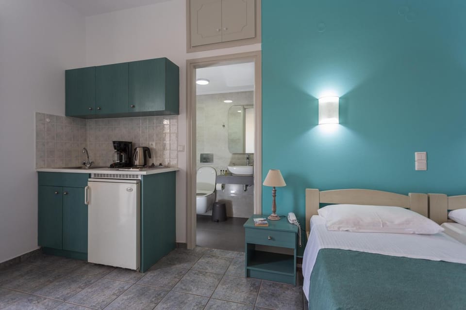 Bed, Kitchen or kitchenette, Photo of the whole room, Bedroom