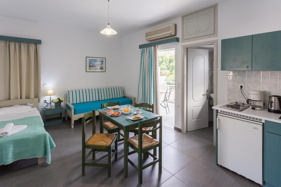 Bed, Coffee/tea facilities, Kitchen or kitchenette, Living room, Photo of the whole room, Seating area, Dining area, stove, air conditioner